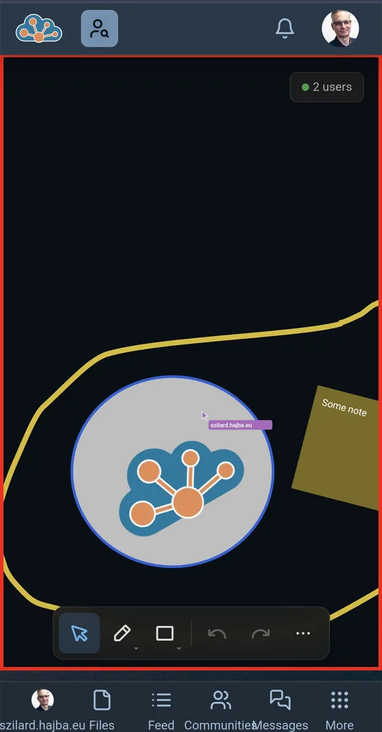 Kollaboratív rajztábla alakzatokkal, cetlikkel és több kurzorral